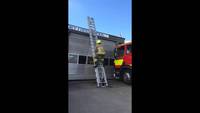 Un pompier qui monte à l'échelle