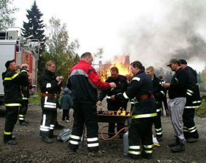 Rien ne saurait empêcher ces pompiers de faire un bon déjeuner