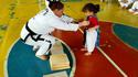 Montrer la voie à une jeune taekwondoïste