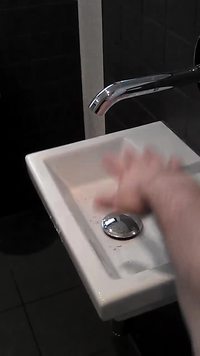 Un robinet, un lavabo