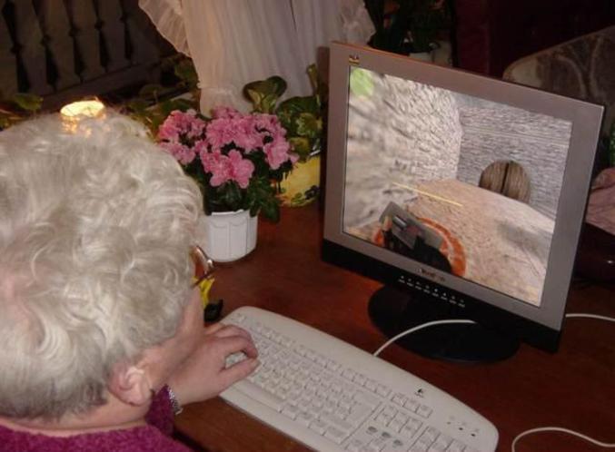 Une grand mère qui joue à counter strike.