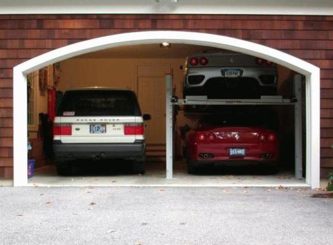 Un type a trouvé un moyen pratique d'occuper la place inutilisée dans son garage.