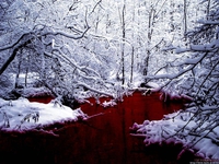 Proverbe chinois : quand la rivière est rouge, emprunte le petit chemin boueux.