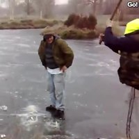 Jeu sur un étang gelé