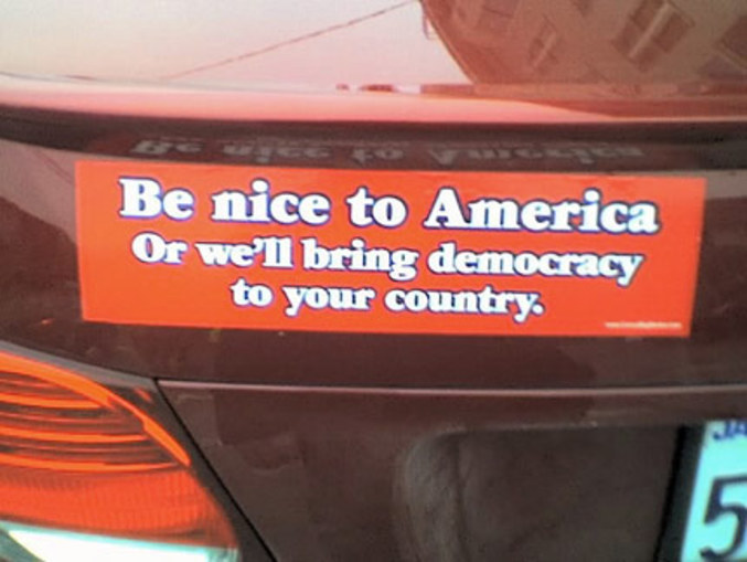 Soyez gentil avec l'Amérique ou nous viendrons vous mener à la démocratie
