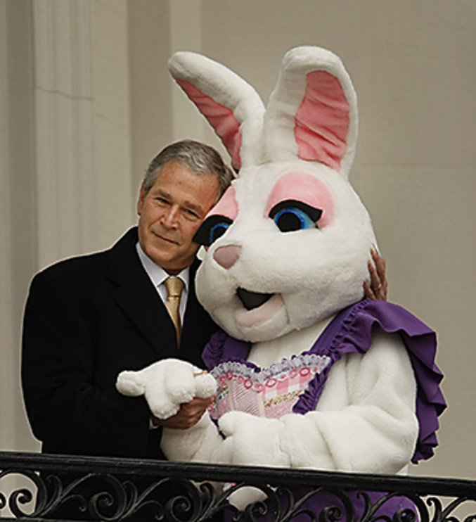 Georges W. Bush est rassuré : la lapin de Pâques existe vraiment.