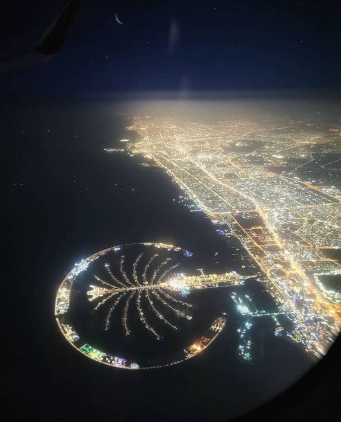 Dubaï vue la nuit d'un avion.