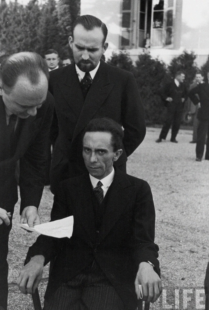 En septembre 1933, le grand magazine américain Life envoie un de ses photographes couvrir à Genève un des sommets de la Société des Nations. Son envoyé spécial, Alfred Eisenstaedt, va s'intéresser à un des responsables nazis, qui viennent d'arriver au pouvoir en Allemagne: Joseph Goebbels. Quelques mois auparavant, il s'était félicité du succès de la première manifestation anti-juive d'envergure en Allemagne, le 1er avril 1933. Le ministre de la propagande est un très proche d'Hitler, et anti-sémite «viscéral». Au début, la relation entre le photographe et son sujet est plutôt bonne. Eisenstaedt est allemand et Goebbels se prête au jeu: on le voit sourire au photographe sur un grand nombre de photos...Jusqu'à ce que Goebbels apprenne que le photographe est juif. «Il m'a regardé avec un regard plein de haine, mais le résultat fut une photo bien plus forte»: Alfred Eisenstaedt a quitté l'Allemagne et s'est réfugié aux Etats-Unis en 1935. Il était l'auteur de l'image iconique d'un marin embrassant fougueusement une infirmière le 14 août 1945, jour de la capitulation du Japon aux Etats-Unis surnommé le «V-J Day», ou «Victory over Japan Day».


