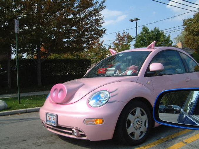 Une voiture en forme de cochon.