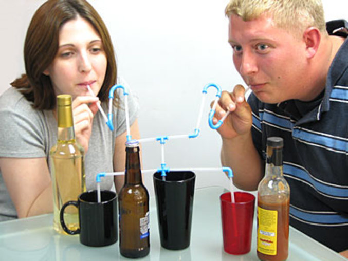 Une paille double qui permet de faire un mélange de boissons sans pour autant les mélanger.
