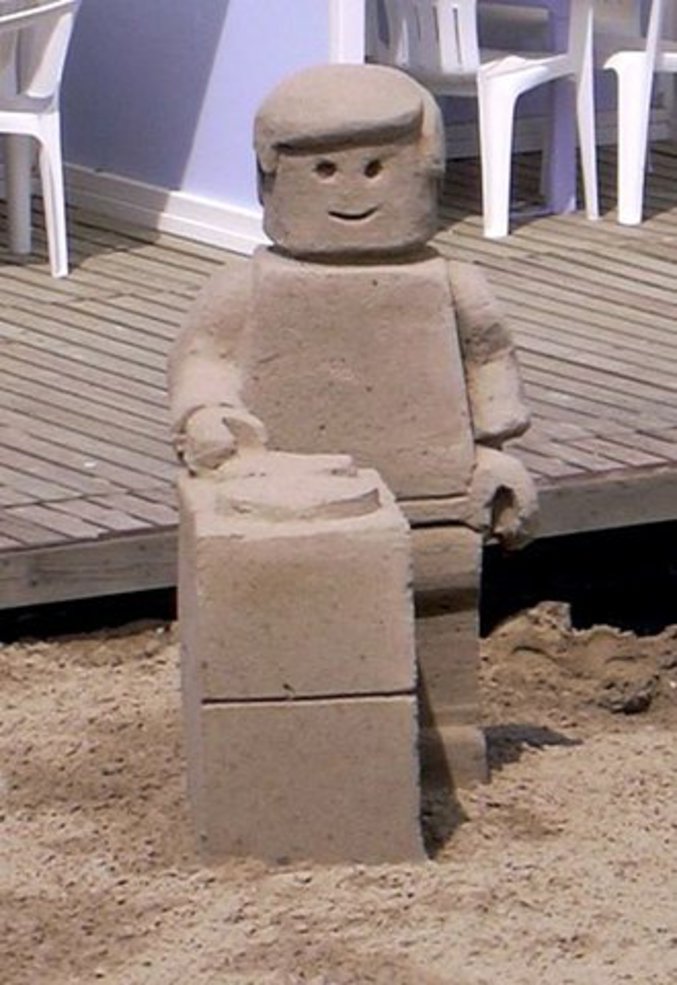 Une sculpture de sable pour grands enfants.