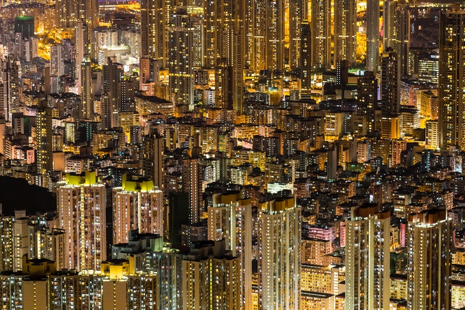Hong Kong vue de nuit et ses allures de vertige. (photo de Simon Kwan, 2014, National Geographic)