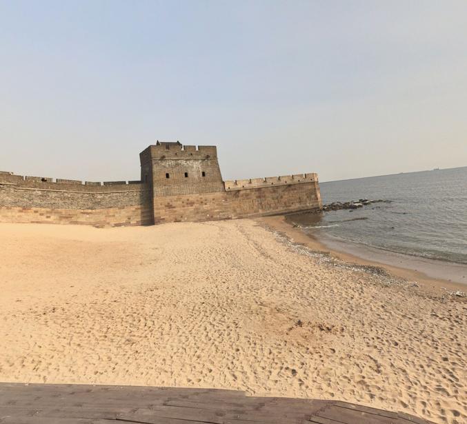 Endroit appelé Laolongtou (= Vieille Tête de Dragon) à Shanhaiguan. Près de ce dernier contrefort plongeant dans la mer de Boha, le général Ming Xu Dac ordonna, en 1381, la création d'une ville, comme garnison et poste-frontière.