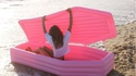 Un accessoire de plage : le cercueil rose et gonflable