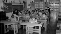 1951: Dans une institution religieuse d'Amsterdam, des jeunes filles apprennent à travailler...