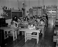 1951: Dans une institution religieuse d'Amsterdam, des jeunes filles apprennent à travailler...