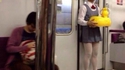 Dans le métro japonais