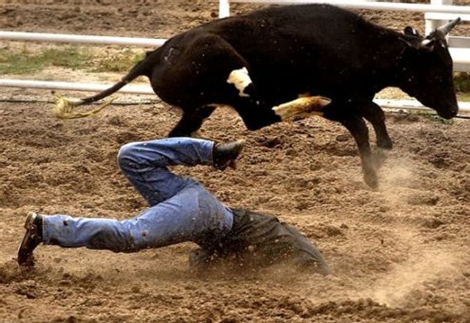 Un taureau pas content et un homme qui finit la tête dans la terre.