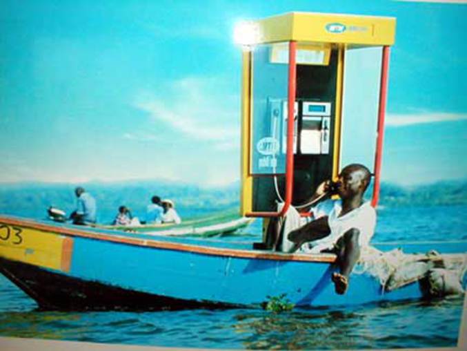 Une cabine téléphonique sur une barque
