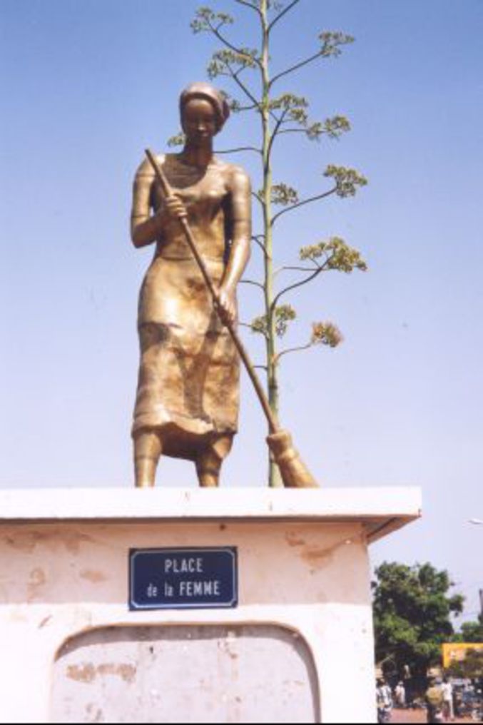 Une place au Burkina Faso nommée "Place de la femme" avec un monument insolite.