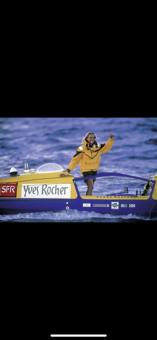 Après avoir parcouru 4 000 kilomètres à bout de bras, Peggy BOUCHET devient la première femme à avoir traversé l'Atlantique à la rame en solitaire le 05 janvier 2000.