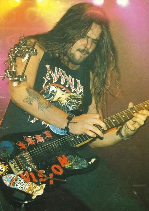 Gamin, dans les années 90, j'avais cette photo d'Andrea Kisser, guitariste de Sepultura, sur le mur. J'y ai repensé récemment et je me suis dit que ça pourrait vous plaire.