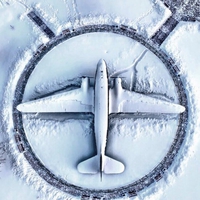 Un avion sous la neige