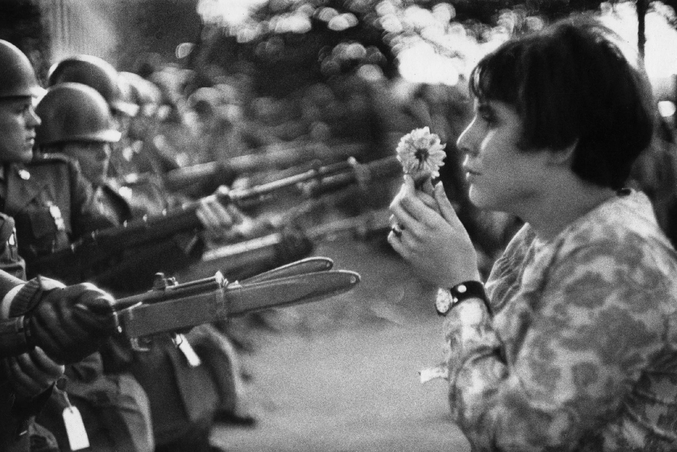 Ancien photographe de l’agence Magnum, Marc Riboud, auteur de la célèbre image de La Fille à la fleur, prise lors d’une marche pour la paix au Vietnam le 21 octobre 1967 à Washington, est décédé ce 30 août, à l'âge de 93 ans. La photographe a parcouru le monde, des Etats-unis à la Chine, et a témoigné aussi bien de la vie quotidienne que des événements internationaux. Son œuvre a influencé toute une génération de photographes.