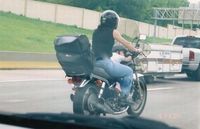 Bébé fait la sieste sur la moto