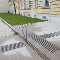 Une marche, une rampe