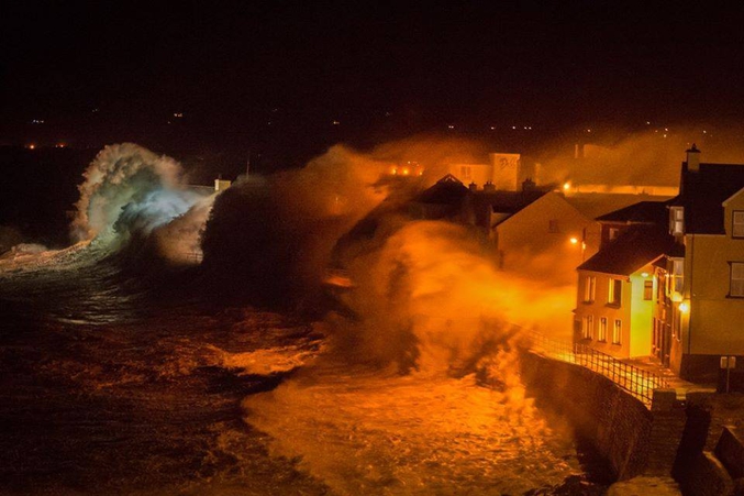 Une photo prise au matin du 03 janvier à Lahinch, petite ville côtière de la cote ouest de l'Irlande (Co. Clare - photo réalisée par George Karbus). Cette tempête a causé de nombreux dégâts estimés à plusieurs millions d'euros par les autorités locales, ce pour les simples villes de Lahinch, Doolin et Salthill.