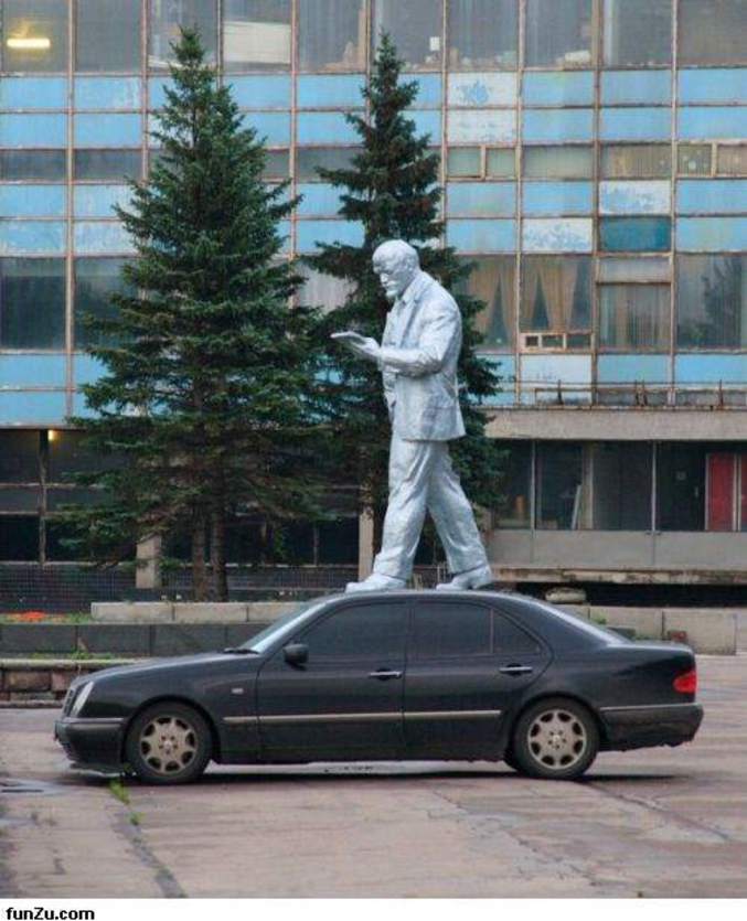 Une statue donne l'impression de marcher sur une voiture