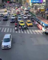 Motard sur un passage piéton