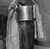 Dame cachant des bidons d'alcool au temps de la prohibition