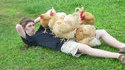 Un type avec ses poules