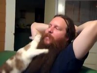 Une chatte et un barbu