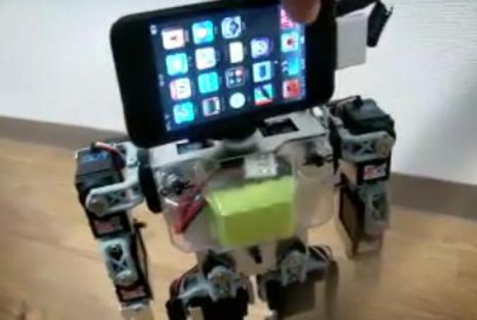 Un petit robot avec une tête d'iphone