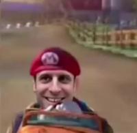 Macron joue à Mario Kart