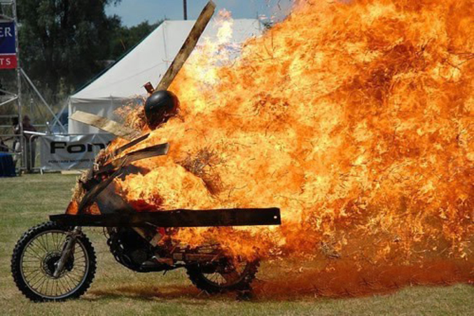 Un motard effectue une cascade plutôt dangereuse.