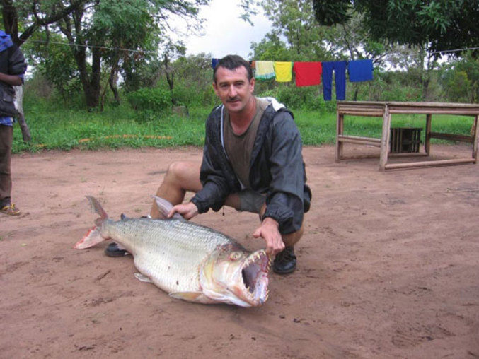 Un homme a pêché un piranha énorme.