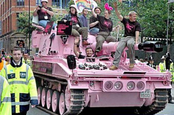 Un char de militaire défile à la gay pride