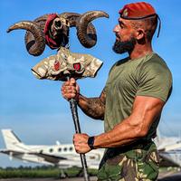 Parachutiste portugais avec une sorte de totem fétiche.