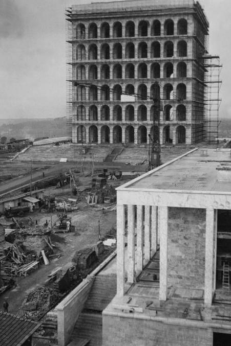 Ce quartier de Rome était destiné à recevoir l'Exposition Universelle de 1942. La guerre fit avorter le projet. La finition n'eut lieu qu'après guerre, mais certains bâtiments restent typiques de l'architecture fasciste.