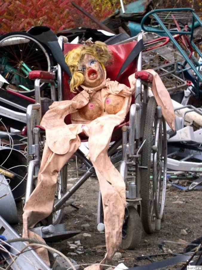 Une poupée gonflable qui a été amortie et a fini sa vie parmi les ordures.