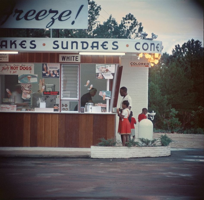L'excellent photographe afro-américain Gordon Parks a saisi cette image où un petit panneau devrait vous interpeller (Non, pas de rond rouge) pour évoquer les aberrations de la ségrégation.