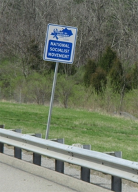 Sur le bord d'une autoroute aux USA