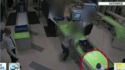 Il plonge pour rattraper un bébé
