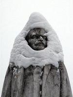 Lénine encapuchonné de neige