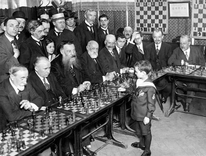 Le petit Samuel Reschevesky, 8 ans, bat plusieurs grands maîtres des échecs simultanément.