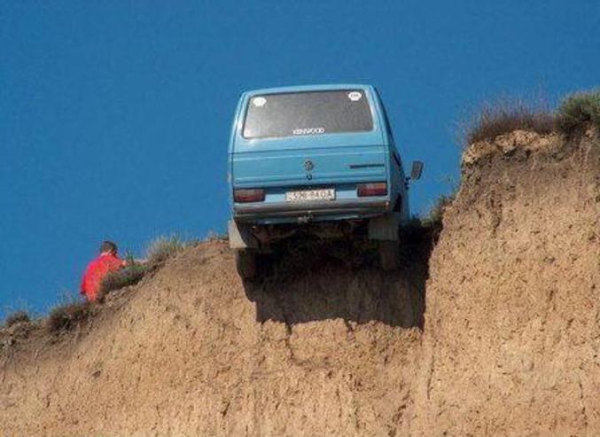 Quelques dizaines de centimètres de plus et ce van tombait de la falaise.